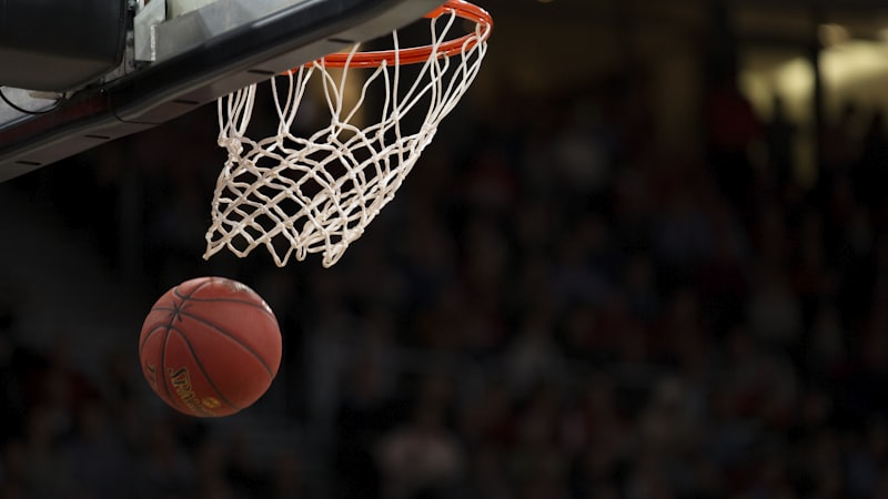 NBA季后赛篮球比赛 - 球员飞跃扣篮瞬间，球场灯光璀璨